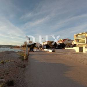 ŠIBENIK, VODICE - Predivan penthouse u novogradnji 1. red do mora