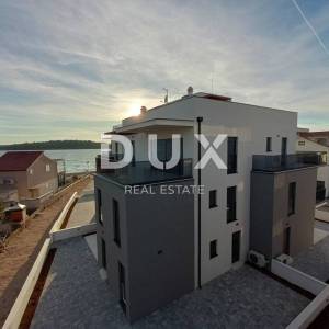 ŠIBENIK, VODICE - Predivan penthouse u novogradnji 1. red do mora