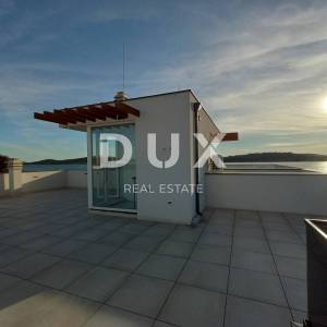 ŠIBENIK, VODICE - Predivan penthouse u novogradnji 1. red do mora