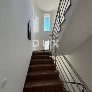 ŠIBENIK, VODICE - Prekrasna samostojeća kuća u Vodicama!
