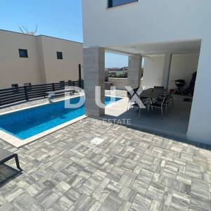 ŠIBENIK, VODICE – PRILIKA! Novoizgrađena dvojna kuća s bazenom!