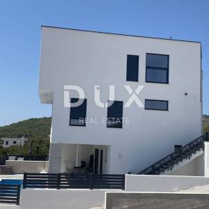 ŠIBENIK, VODICE – PRILIKA! Novoizgrađena dvojna kuća s bazenom!