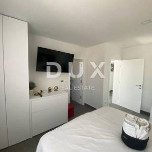 ŠIBENIK, VODICE – PRILIKA! Novoizgrađena dvojna kuća s bazenom!