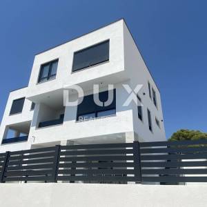 ŠIBENIK, VODICE – PRILIKA! Novoizgrađena dvojna kuća s bazenom!