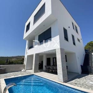 ŠIBENIK, VODICE – PRILIKA! Novoizgrađena dvojna kuća s bazenom!