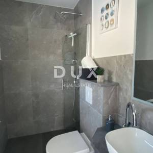ŠIBENIK, VODICE – PRILIKA! Novoizgrađena dvojna kuća s bazenom!