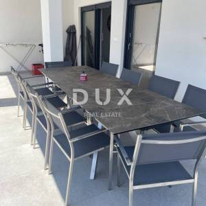 ŠIBENIK, VODICE – PRILIKA! Novoizgrađena dvojna kuća s bazenom!