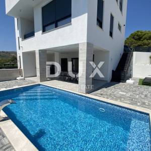 ŠIBENIK, VODICE – PRILIKA! Novoizgrađena dvojna kuća s bazenom!