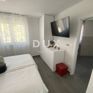 ŠIBENIK, VODICE – PRILIKA! Novoizgrađena dvojna kuća s bazenom!