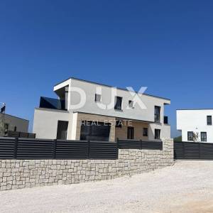 ŠIBENIK, VODICE – Prostrana Vila s prekrasnim pogledom na more