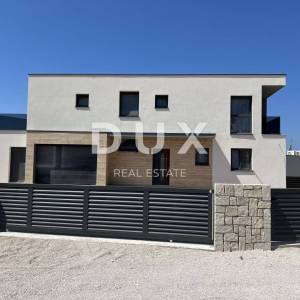 ŠIBENIK, VODICE – Prostrana Vila s prekrasnim pogledom na more