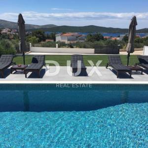 ŠIBENIK, ŽABORIĆ - Prekrasna vila s bazenom i pogledom na more