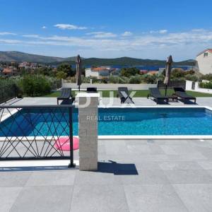 ŠIBENIK, ŽABORIĆ - Prekrasna vila s bazenom i pogledom na more