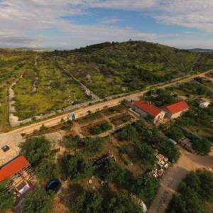 ŠIBENIK, ZATON - Prostrano imanje s objektom i građevinskom dozvolom