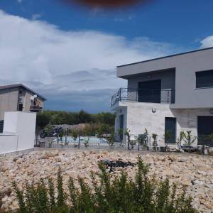 ŠIBENIK(OKOLICA) - Moderna novogradnja 200 metara od mora