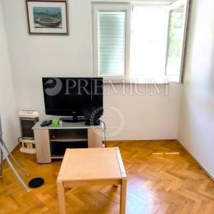 Šilo, apartman 80 m od plaže, s okućnicom i pogledom na more!