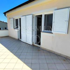 Šilo, apartman 80 m od plaže, s okućnicom i pogledom na more!