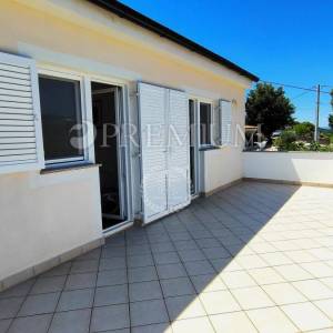 Šilo, apartman 80 m od plaže, s okućnicom i pogledom na more!