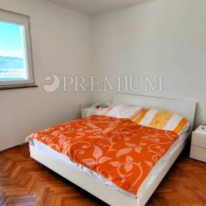 Šilo, apartman 80 m od plaže, s okućnicom i pogledom na more!