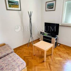 Šilo, apartman 80 m od plaže, s okućnicom i pogledom na more!