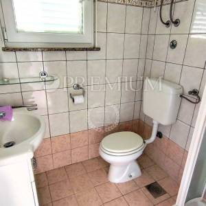 Šilo, apartman 80 m od plaže, s okućnicom i pogledom na more!