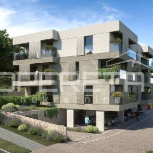 Sinj S3 s vrtom – moderan život u srcu Dalmacije!