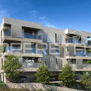 Sinj S3 s vrtom – moderan život u srcu Dalmacije!
