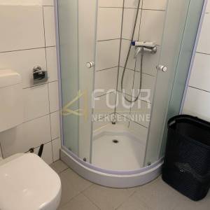 Škurinje, obnovljena prizemnica s okućnicom