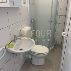 Škurinje, obnovljena prizemnica s okućnicom