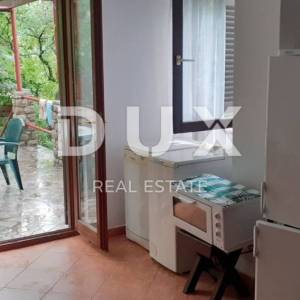 SMOKVICA - kuća s 4 apartmana drugi red do mora (50m), garaža 