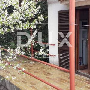 SMOKVICA - kuća s 4 apartmana drugi red do mora (50m), garaža 