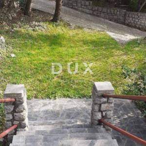 SMOKVICA - kuća s 4 apartmana drugi red do mora (50m), garaža 