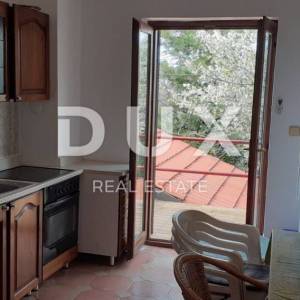 SMOKVICA - kuća s 4 apartmana drugi red do mora (50m), garaža 
