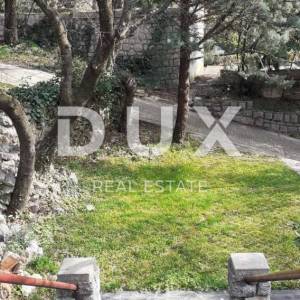 SMOKVICA - kuća s 4 apartmana drugi red do mora (50m), garaža 