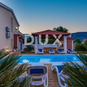 SPLIT, KAŠTEL - Predivna vila s bazenom i pogledom na more