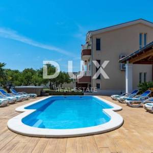 SPLIT, KAŠTEL - Predivna vila s bazenom i pogledom na more