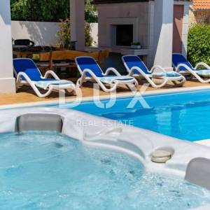 SPLIT, KAŠTEL - Predivna vila s bazenom i pogledom na more