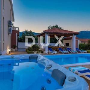 SPLIT, KAŠTEL - Predivna vila s bazenom i pogledom na more