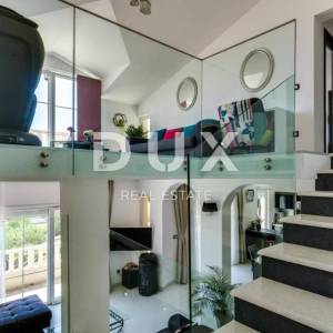 SPLIT, KAŠTEL - Predivna vila s bazenom i pogledom na more