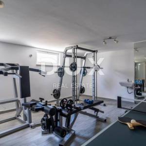 SPLIT, KAŠTEL - Predivna vila s bazenom i pogledom na more