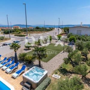 SPLIT, KAŠTEL - Predivna vila s bazenom i pogledom na more