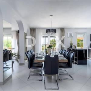 SPLIT, KAŠTEL - Predivna vila s bazenom i pogledom na more