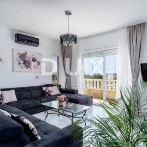 SPLIT, KAŠTEL - Predivna vila s bazenom i pogledom na more