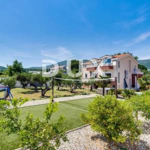 SPLIT, KAŠTEL - Predivna vila s bazenom i pogledom na more