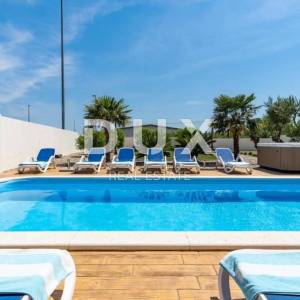 SPLIT, KAŠTEL - Predivna vila s bazenom i pogledom na more