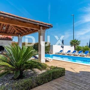 SPLIT, KAŠTEL - Predivna vila s bazenom i pogledom na more