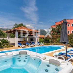 SPLIT, KAŠTEL - Predivna vila s bazenom i pogledom na more