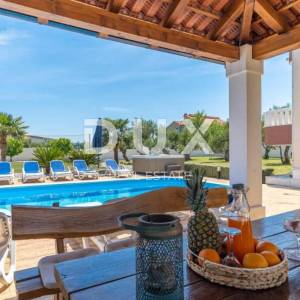 SPLIT, KAŠTEL - Predivna vila s bazenom i pogledom na more