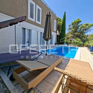 *** Splitska, Brač - Ekskluzivna villa s panoramskim pogledom na more ***