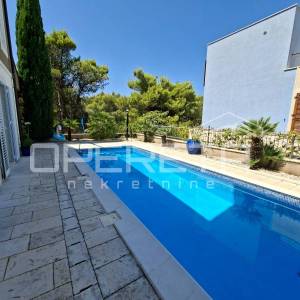 *** Splitska, Brač - Ekskluzivna villa s panoramskim pogledom na more ***
